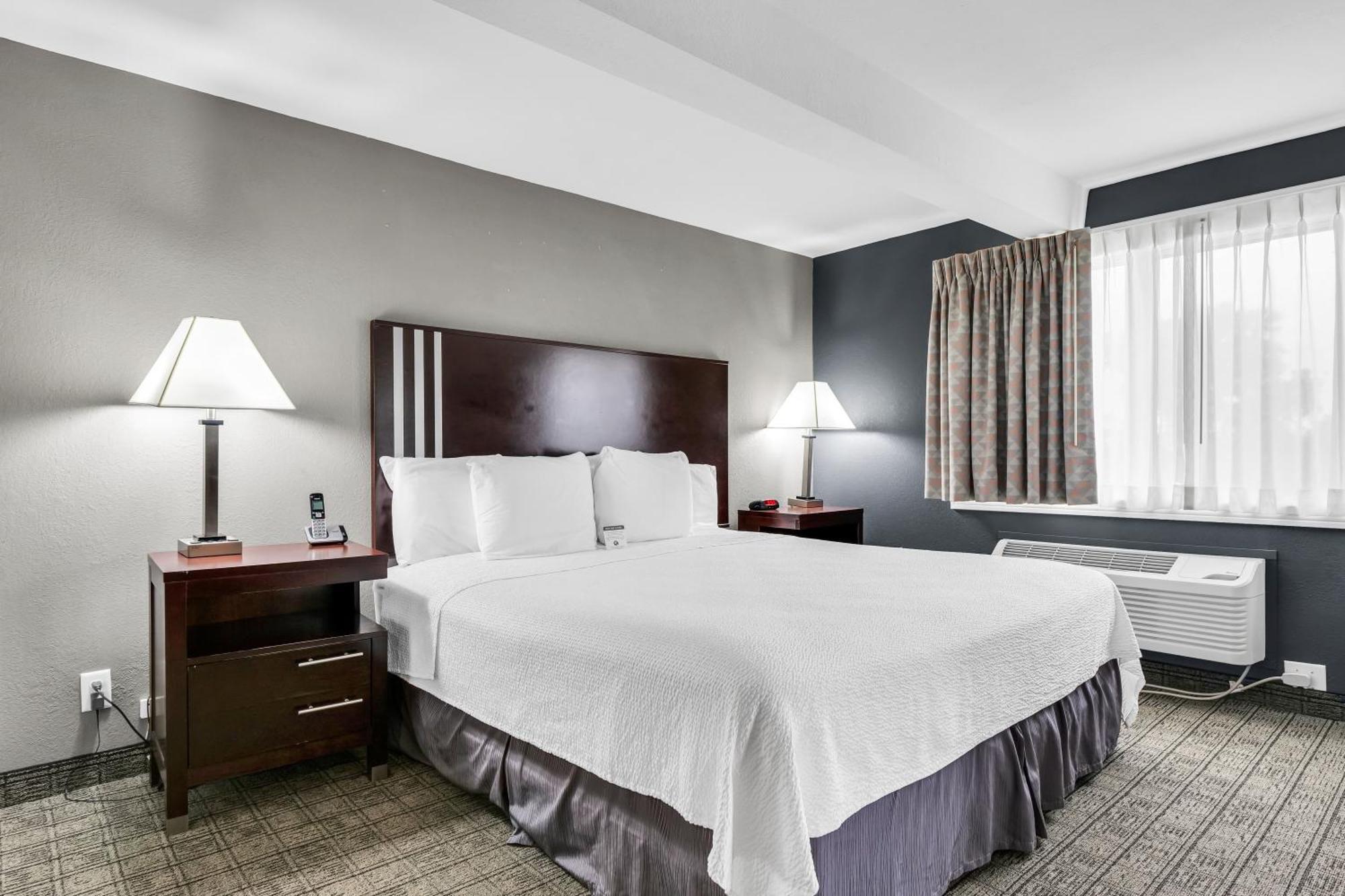 Eastland Suites Hotel & Conference Center By Oyo Urbana Hotel