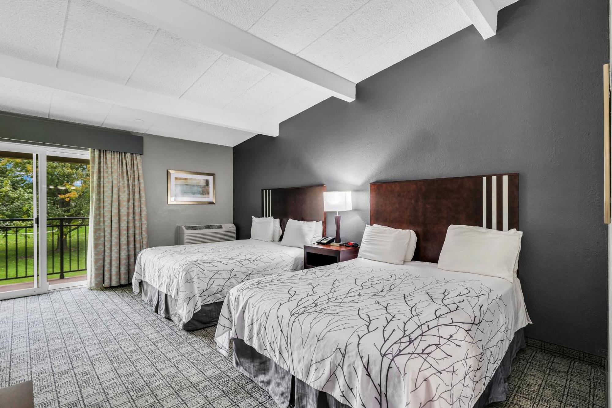 Eastland Suites Hotel & Conference Center By Oyo Urbana Hotel