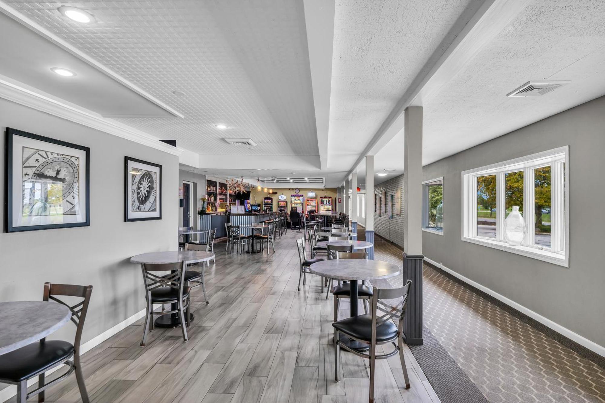 Eastland Suites Hotel & Conference Center By Oyo Urbana Hotel