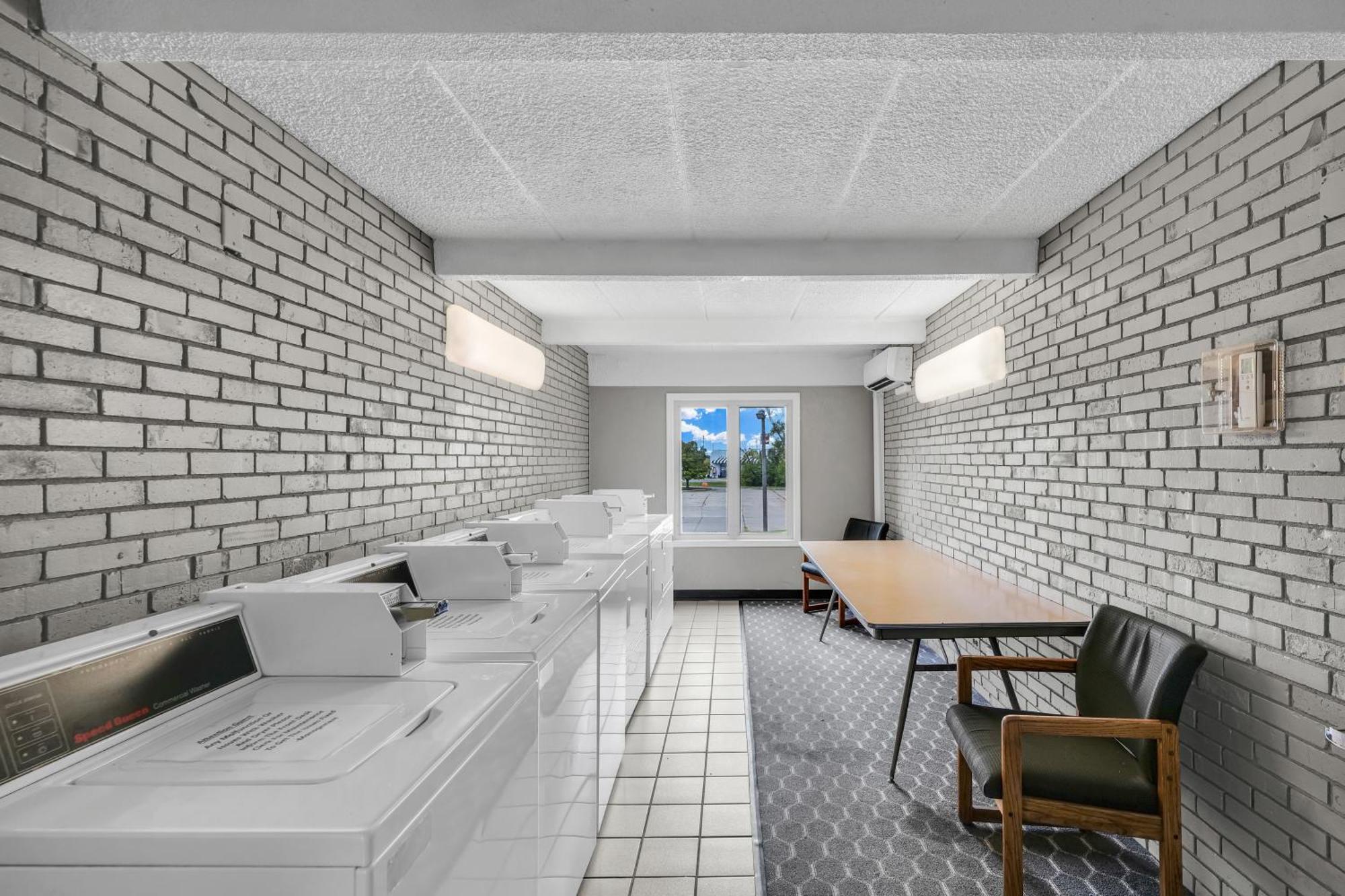 Eastland Suites Hotel & Conference Center By Oyo Urbana Hotel