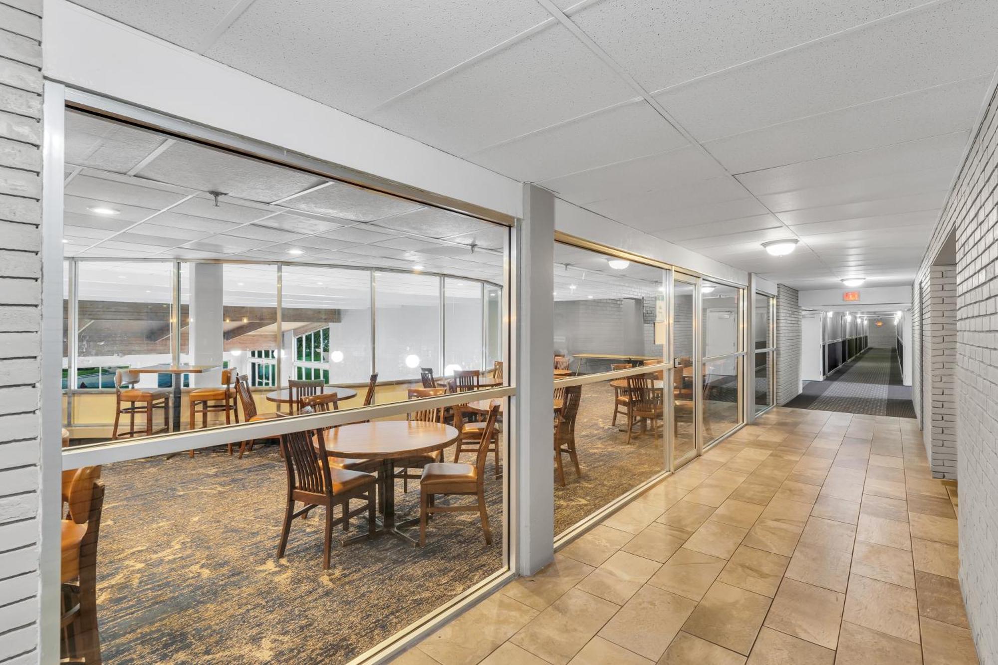 Eastlake & Conference Center By Oyo Urbana