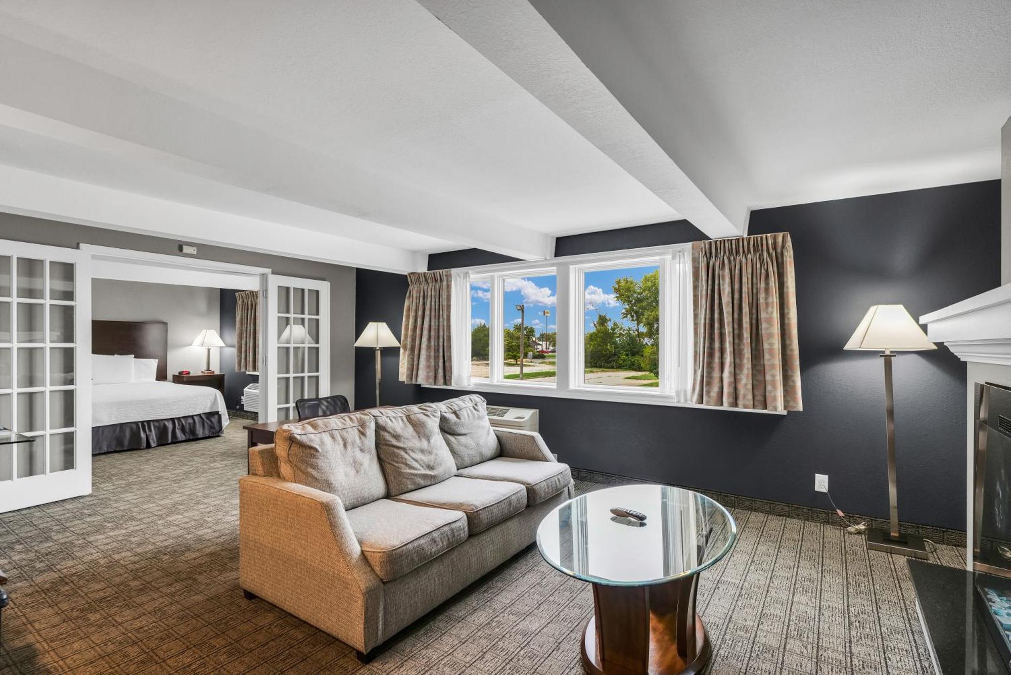 Hotel Eastland Suites Hotel & Conference Center By Oyo Urbana 3*