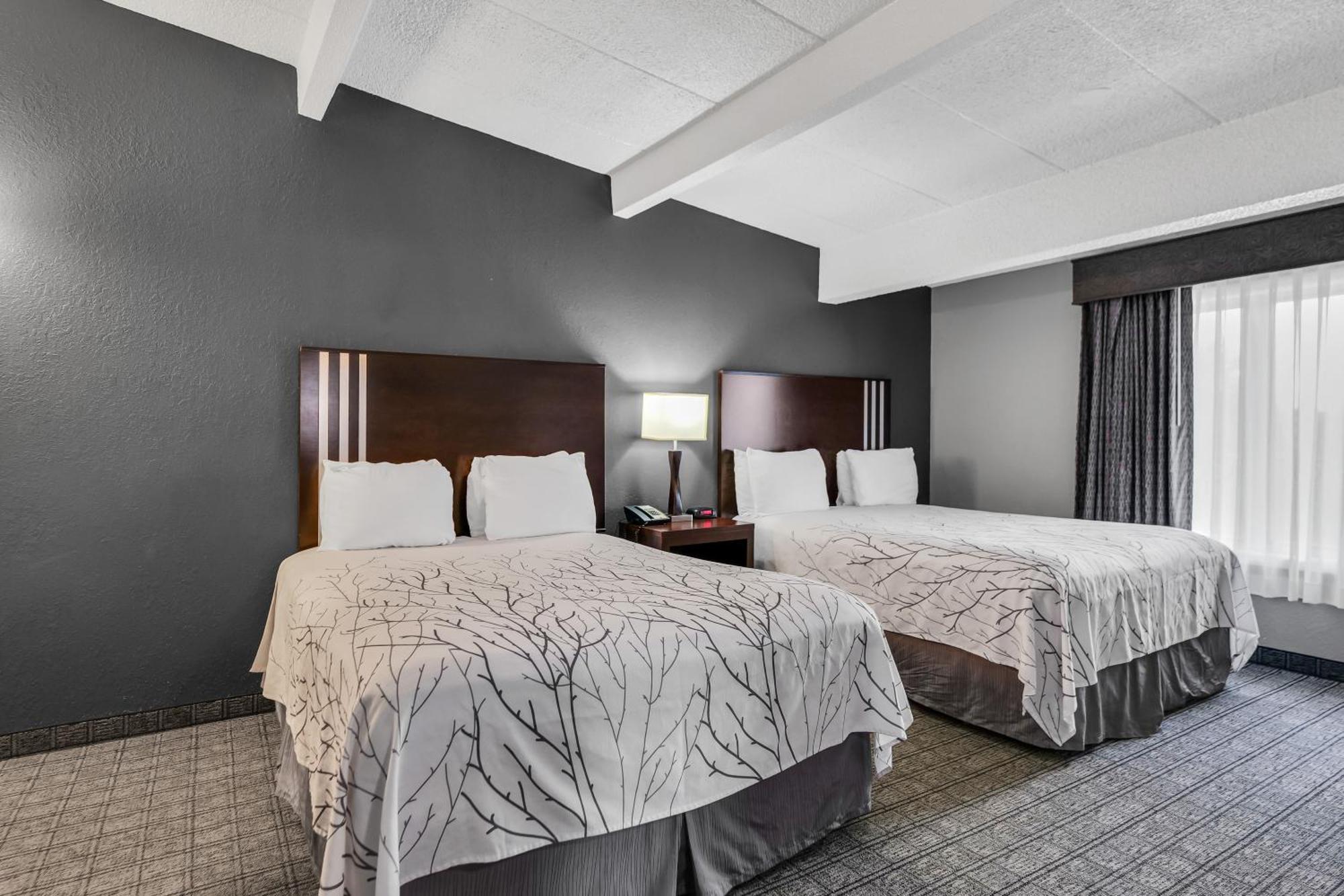 Eastlake & Conference Center By Oyo Urbana Hotel 3*