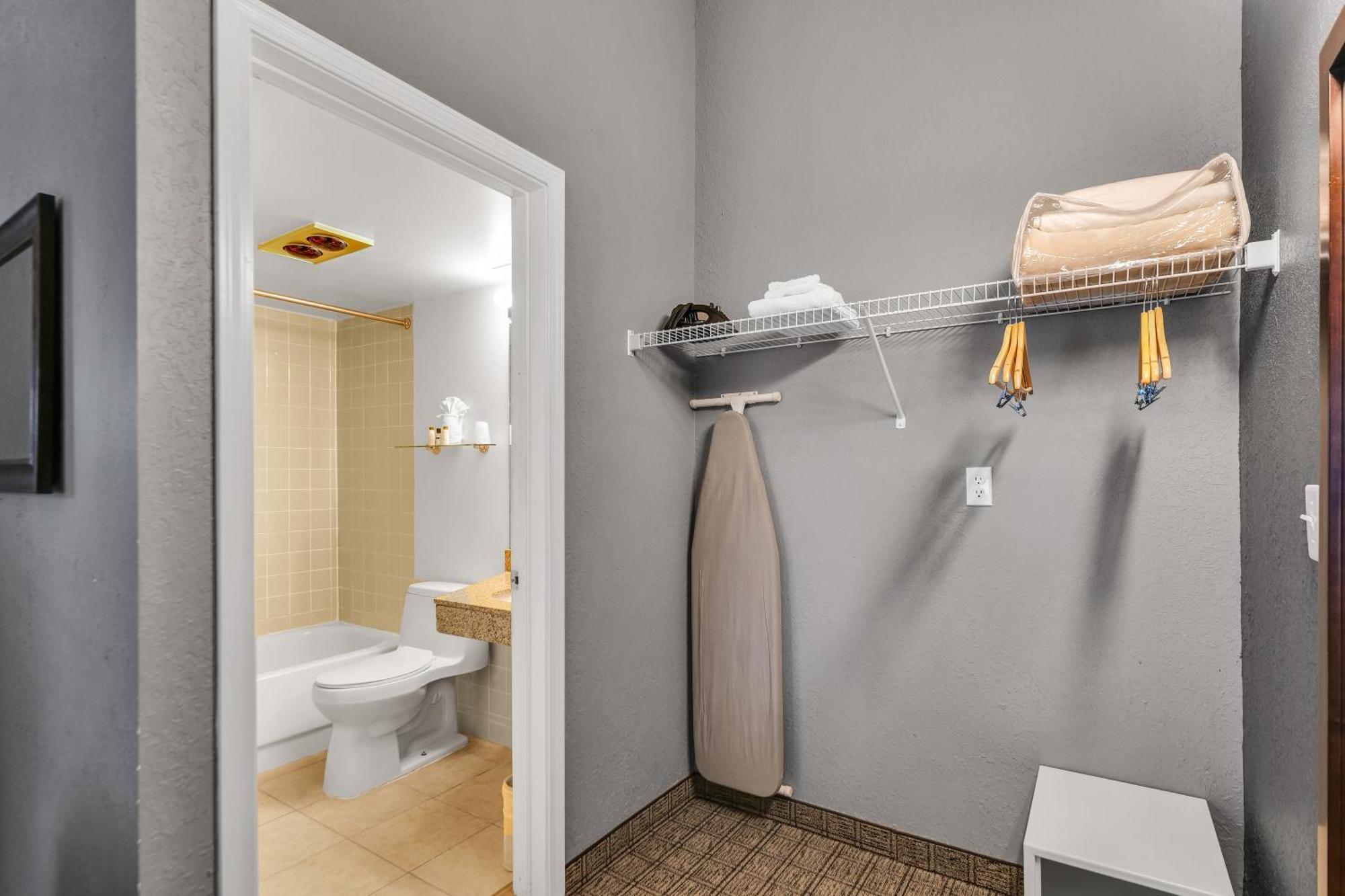 Eastland Suites Hotel & Conference Center By Oyo Urbana Hotel