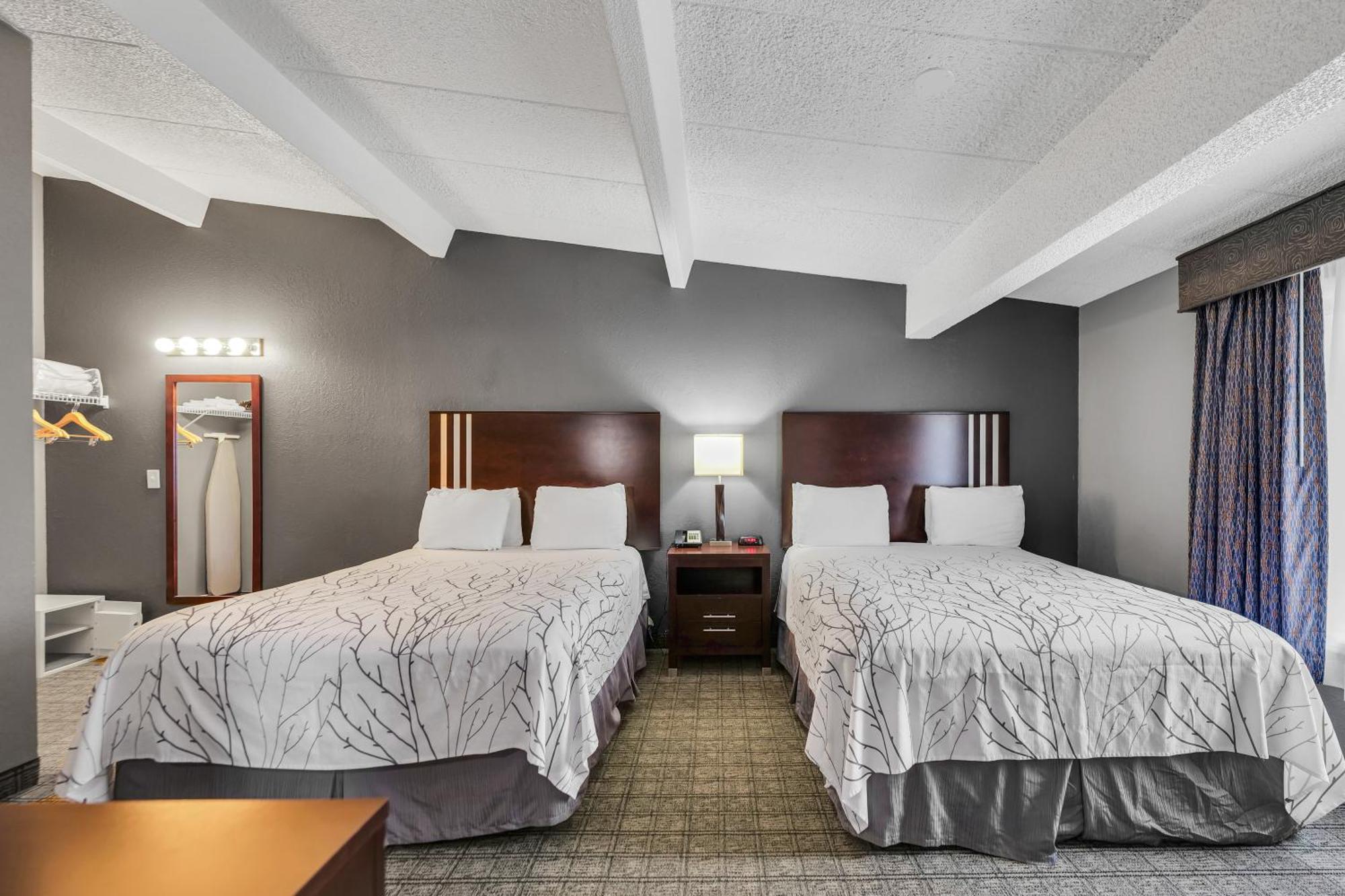 Eastland Suites Hotel & Conference Center By Oyo Urbana Hotel 3*