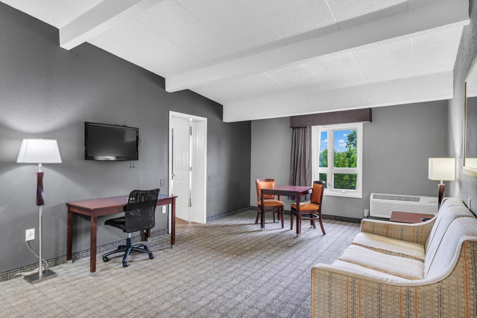 Hotel Eastland Suites Hotel & Conference Center By Oyo Urbana 3*