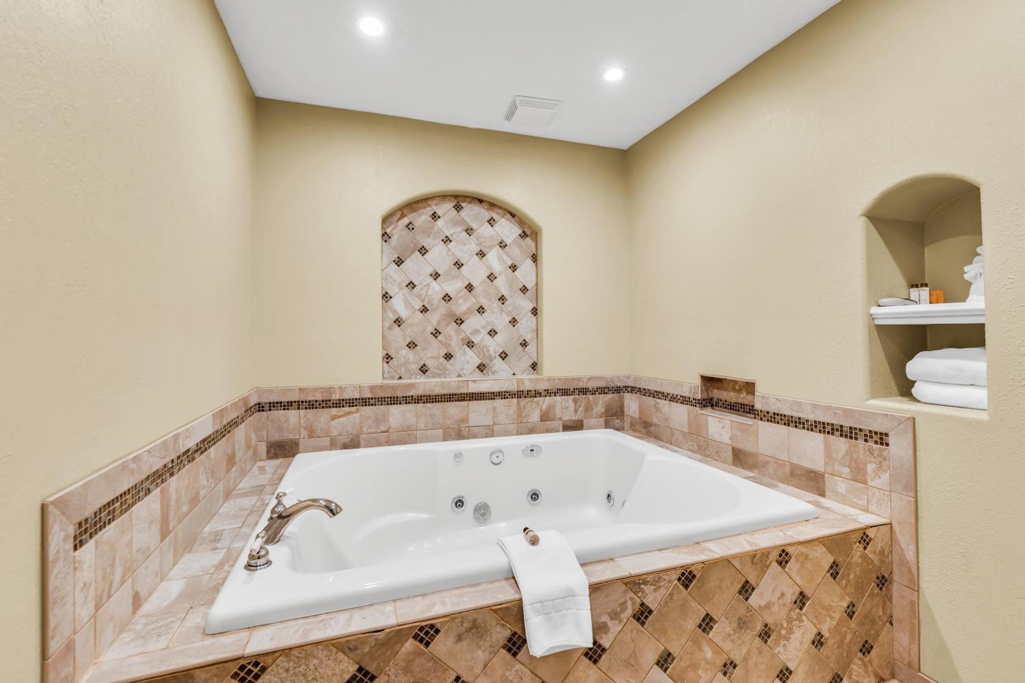 Eastland Suites Hotel & Conference Center By Oyo Urbana Hotel 3*