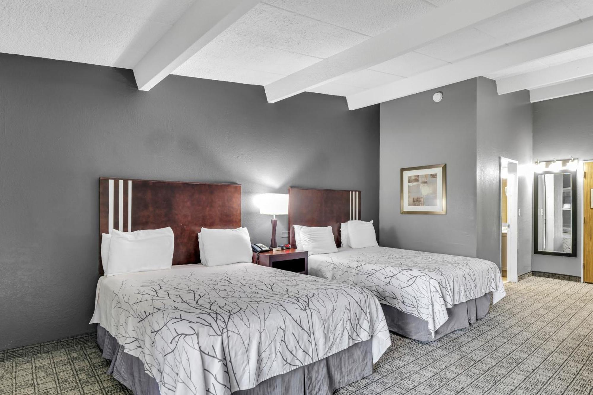 Eastland Suites Hotel & Conference Center By Oyo Urbana