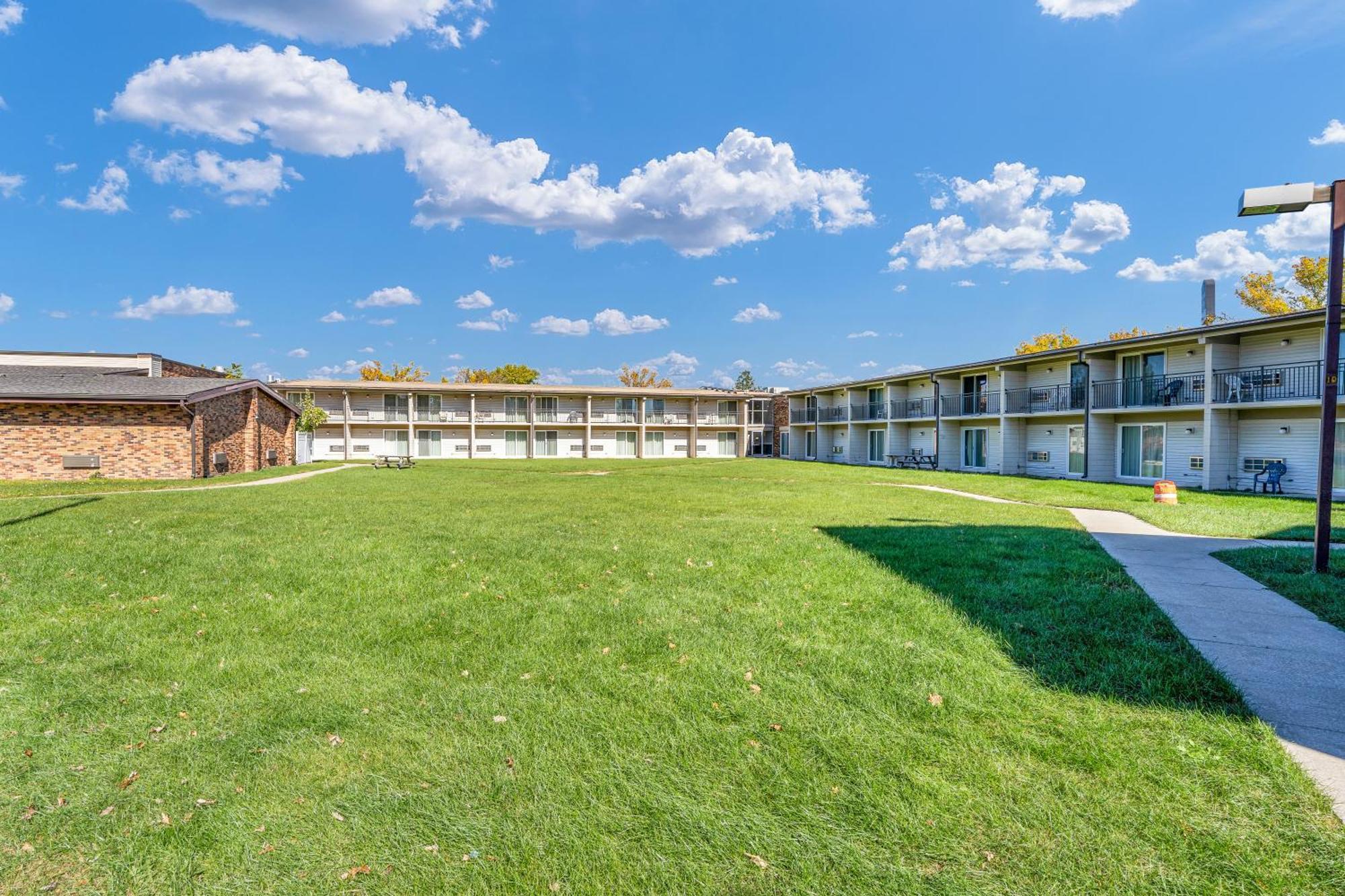 Hotel Eastlake & Conference Center By Oyo Urbana Champaign