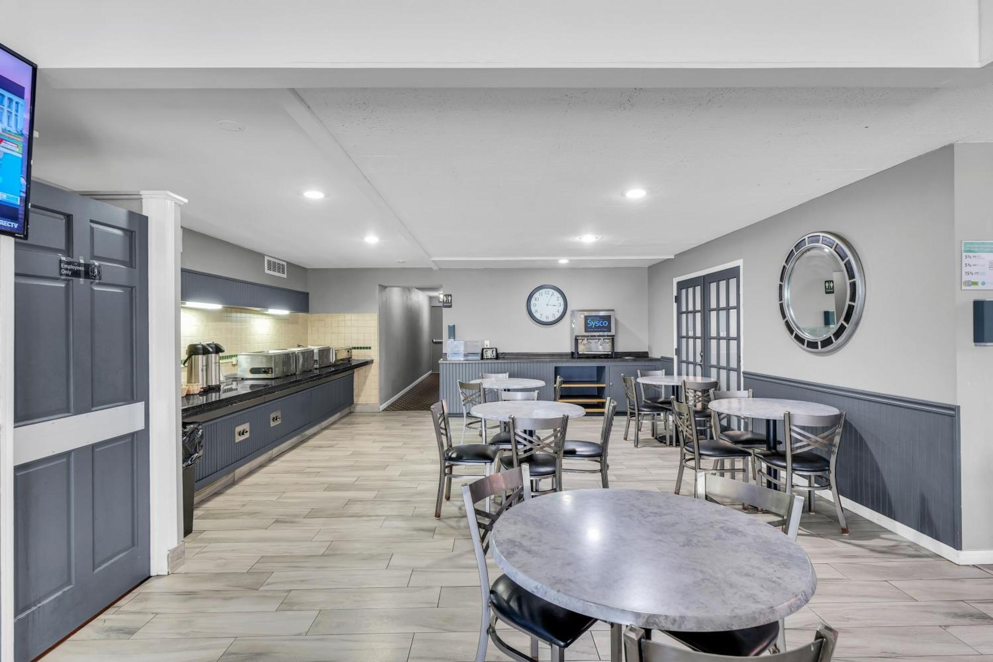 Eastlake & Conference Center By Oyo Urbana Hotel 3*