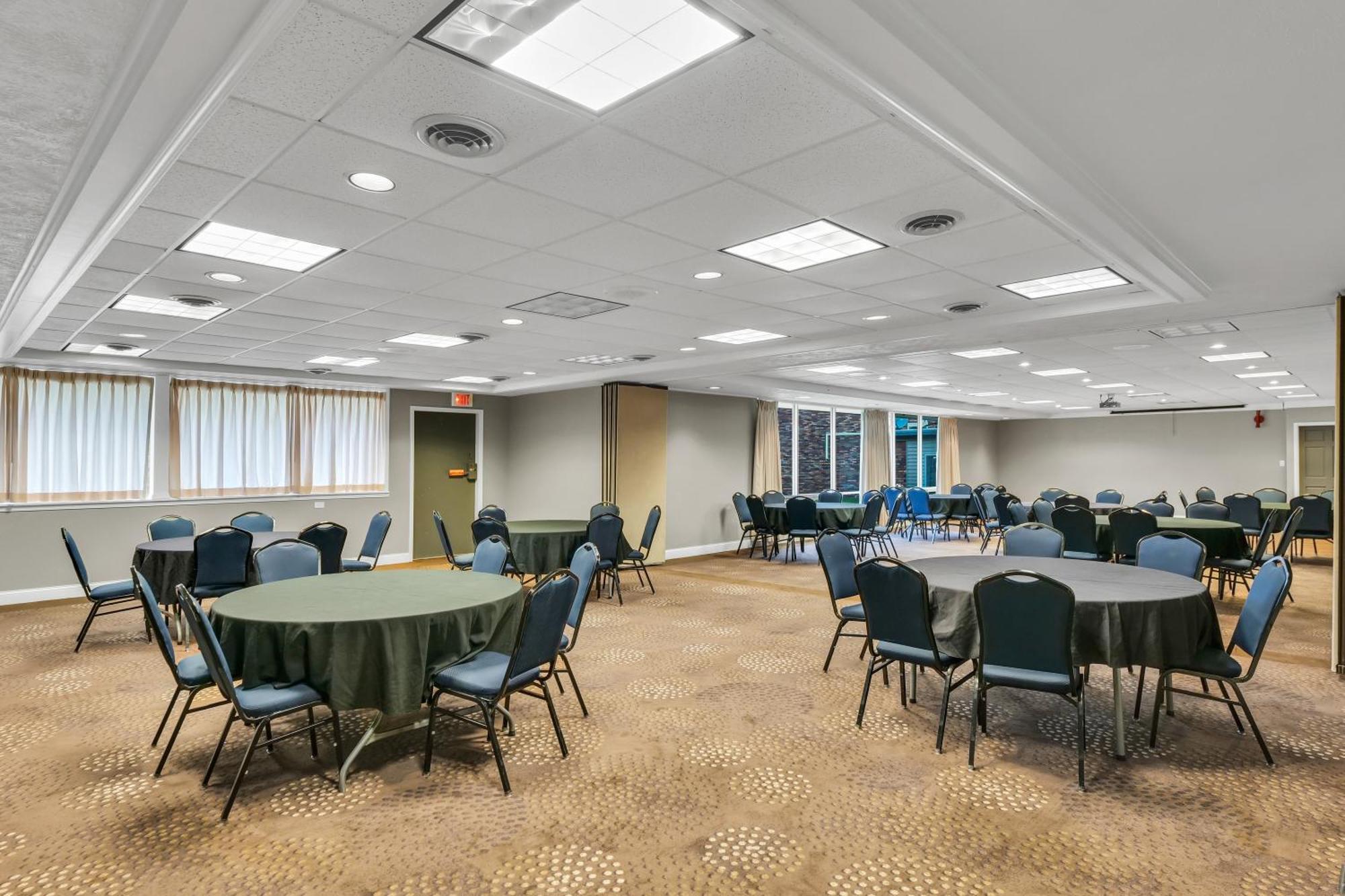 Eastlake & Conference Center By Oyo Urbana 3*